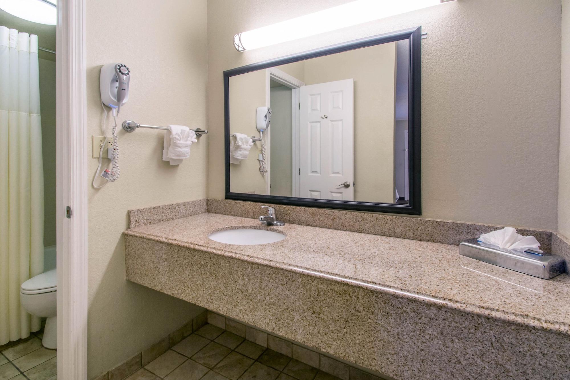 Hotel Quality Daytona Speedway - I-95 3*